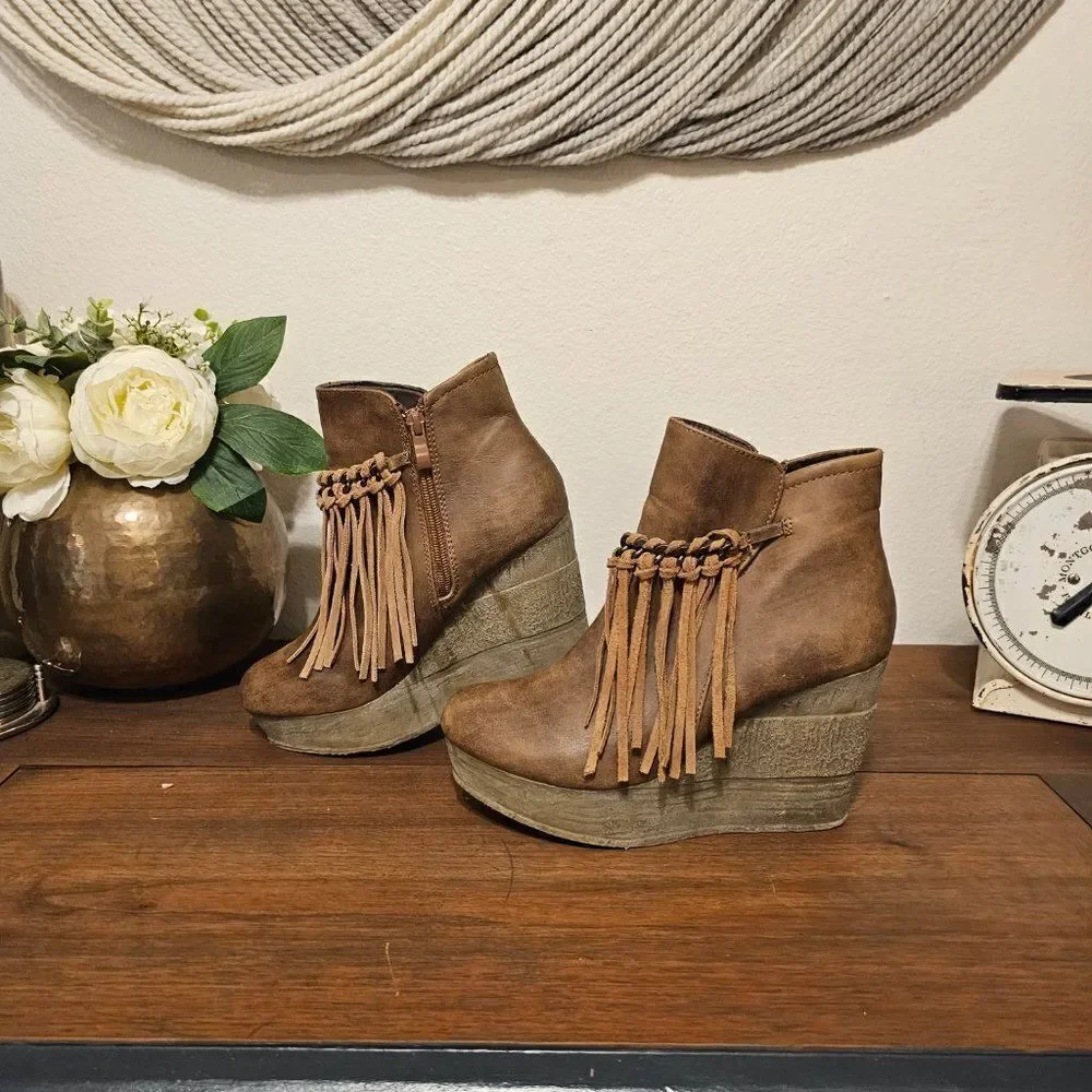 Sbicca Zing Fringe Wedge Bottie Sz 8